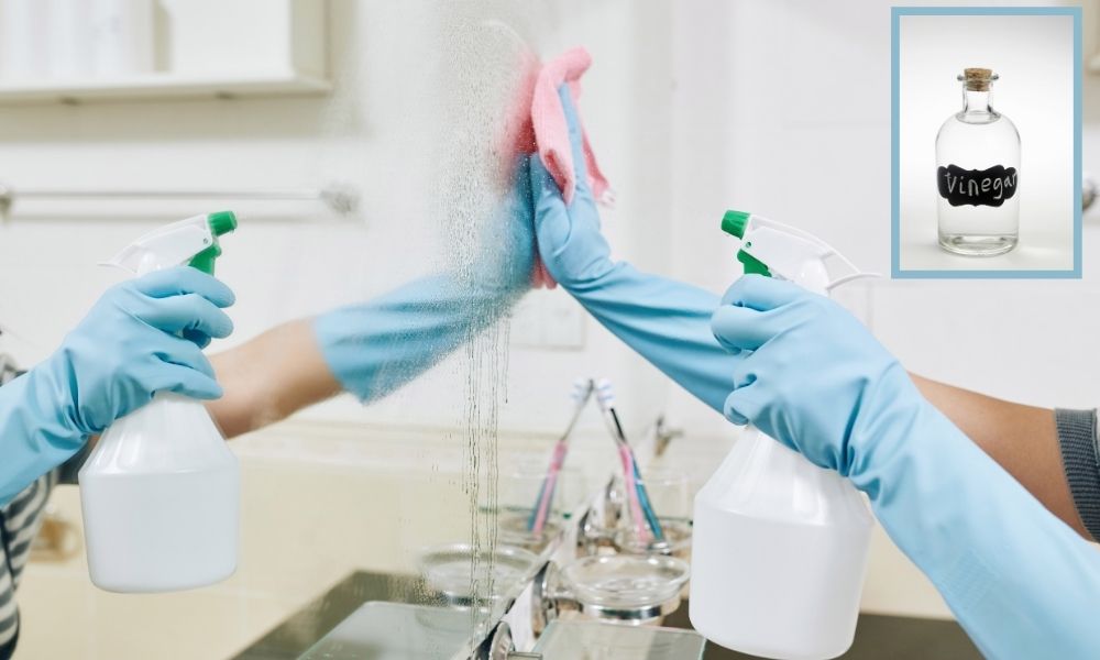 Cleaning-The-Bathroom-Mirror-With-Natural-Products Cleaning-The-Bathroom-Mirror-With-Natural-Products