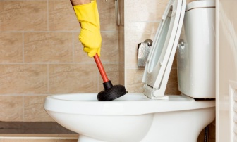 Unclogging toilet with toilet plunger