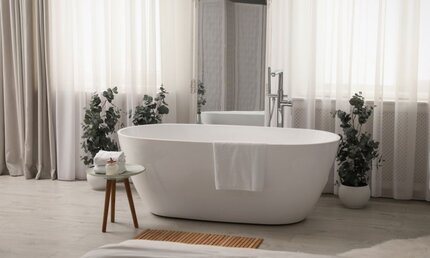 Standard Size White Freestanding Bath