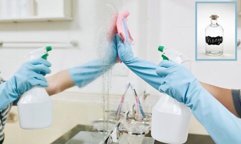 Cleaning The Bathroom Mirror By Using Vinegar